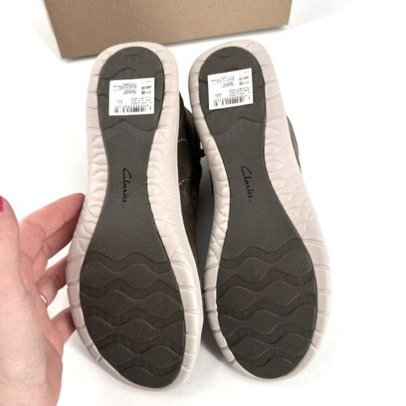 NIB Clarks Cloudsteppers Adella Bend Women's Ankle Bootie Dark Olive Size 8.5 - Picture 6 of 9